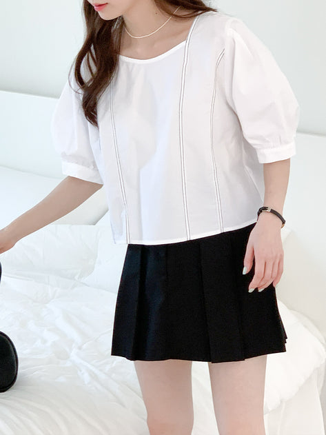 Rabbi is a square neck stitch short sleeve blouse
