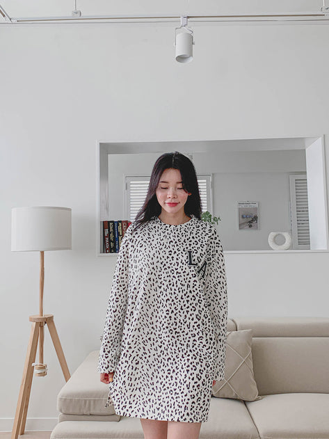 Hobina round leopard print long sleeve dress
