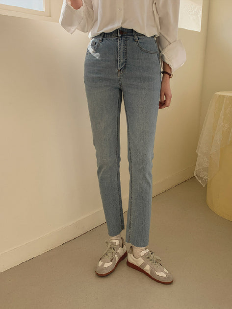 Hidden banding cut straight denim pants that came to see 
