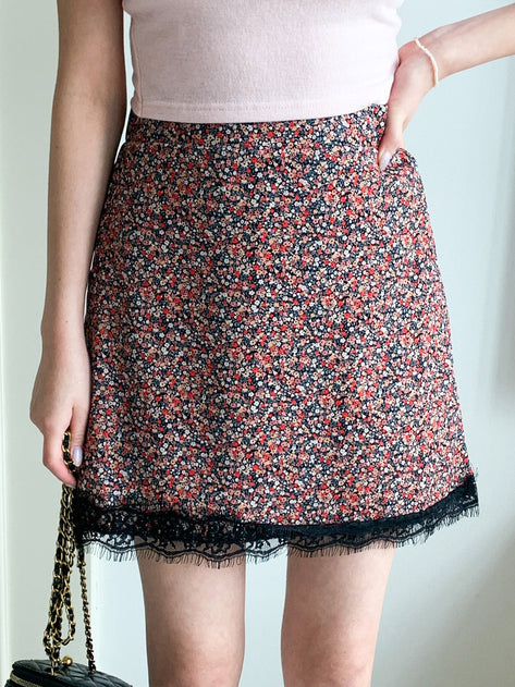 Nedenmi back banding flower lace mini skirt